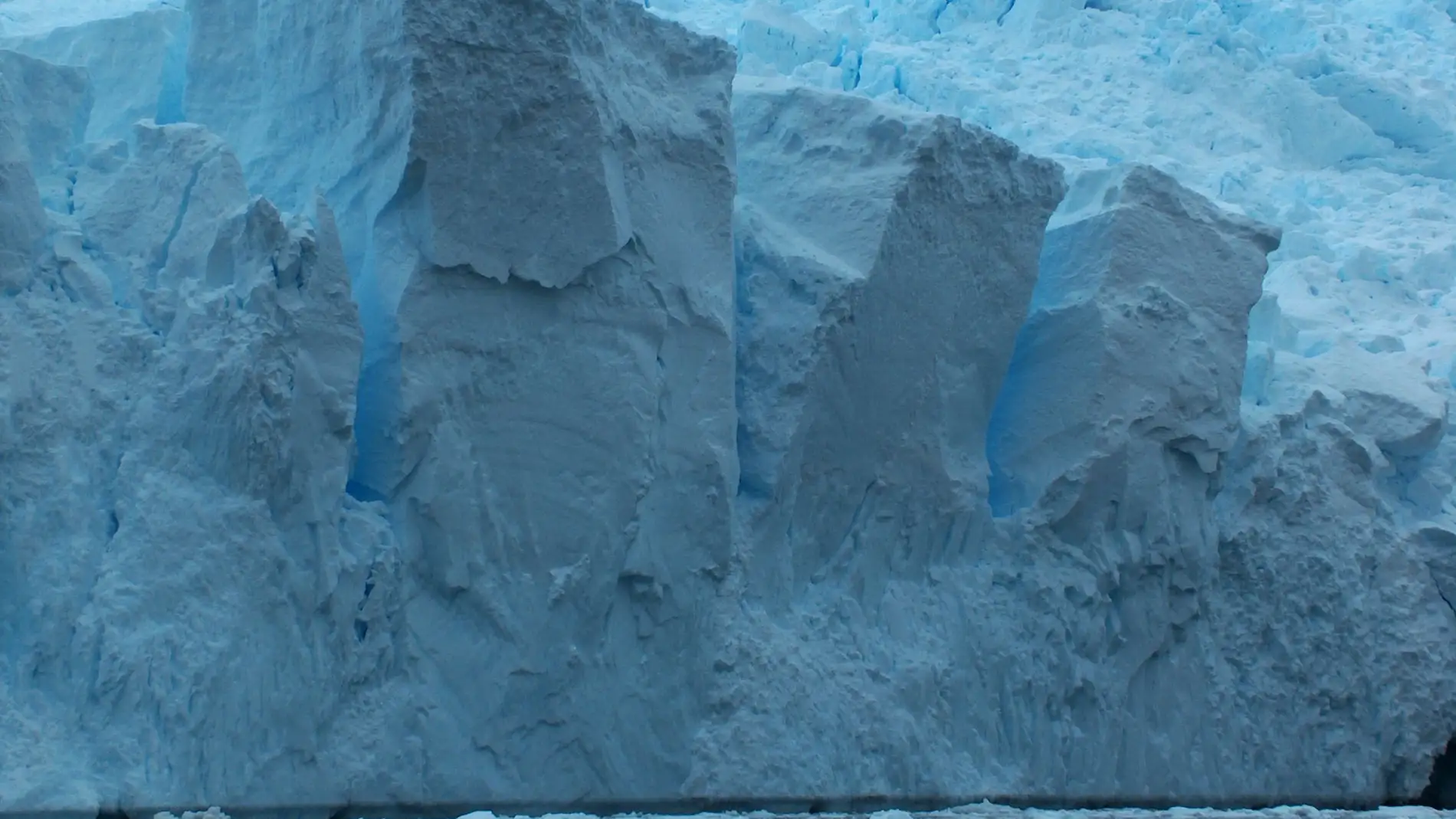 Corte en la capa de hielo antártica / Ap