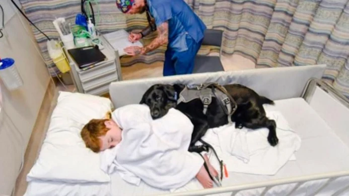 James Isaac duerme en el hospital junto a su perro Mahe
