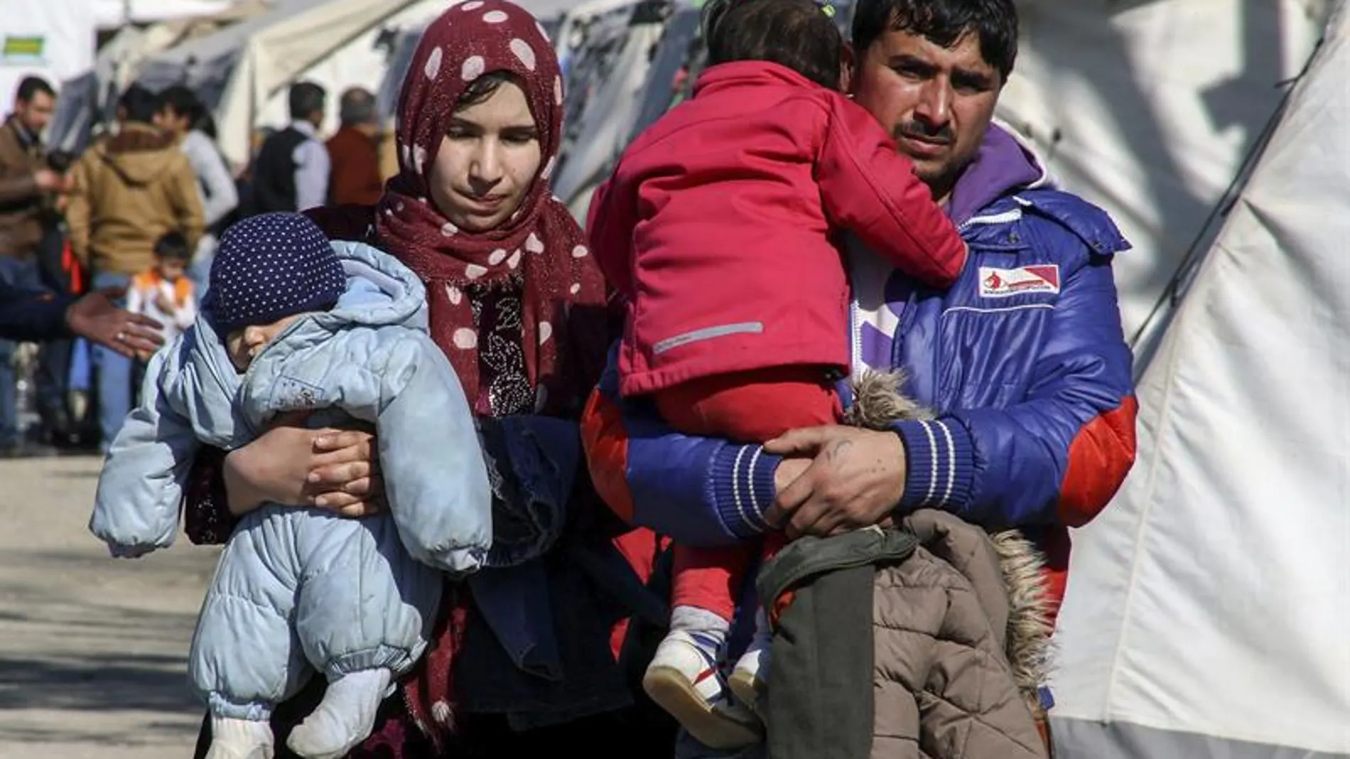 Una familia de refugiados, en el campamento de Idomeni, en la frontera entre Grecia y Macedonia