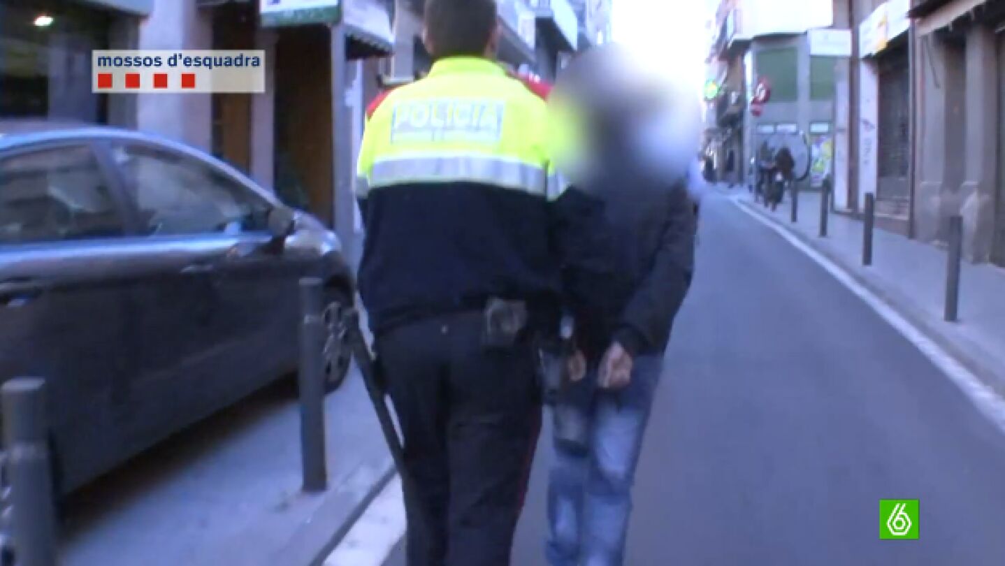 Mossos d'Esquadra deteniendo a uno de los miembros de la banda de atracadores