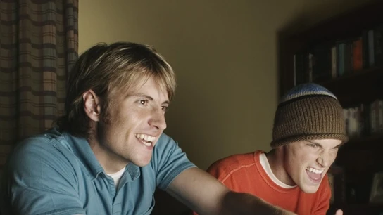 Dos jóvenes juegan a un videojuego Dos jóvenes juegan a un videojuego
