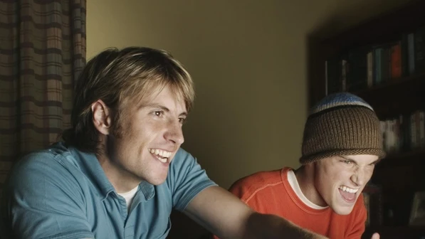Dos jóvenes juegan a un videojuego Dos jóvenes juegan a un videojuego