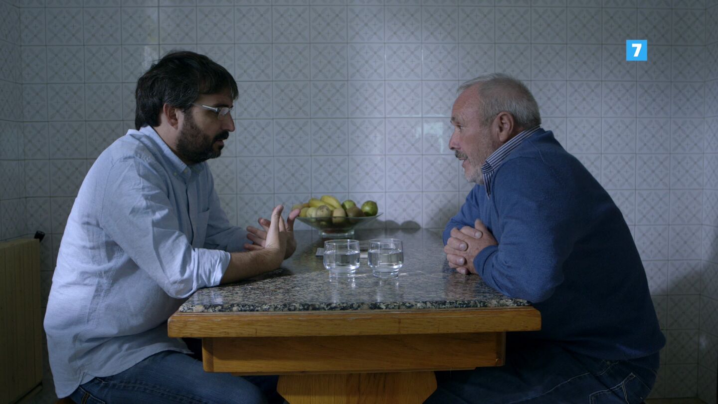 Jordi &Eacute;vole charla con un afectado por el amianto