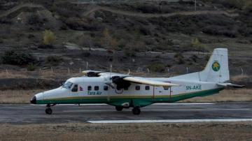 Una avioneta aterriza en un aeropuerto de Nepal