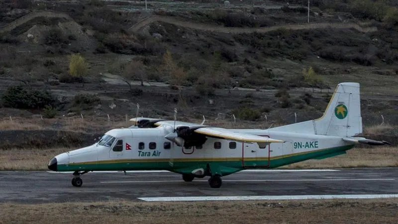 Una avioneta aterriza en un aeropuerto de Nepal