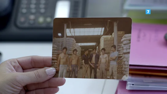 Trabajadores rodeados de sacos de amianto Trabajadores rodeados de sacos de amianto