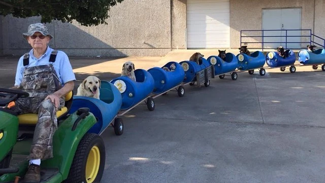 Eugene Bostick, con su tren para para pasear perros abandonados