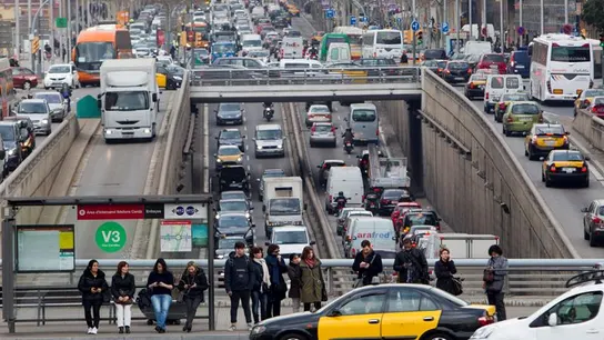 Varias personas esperan el autobús a la altura de la Plaza Cerdá Varias personas esperan el autobús a la altura de la Plaza Cerdá
