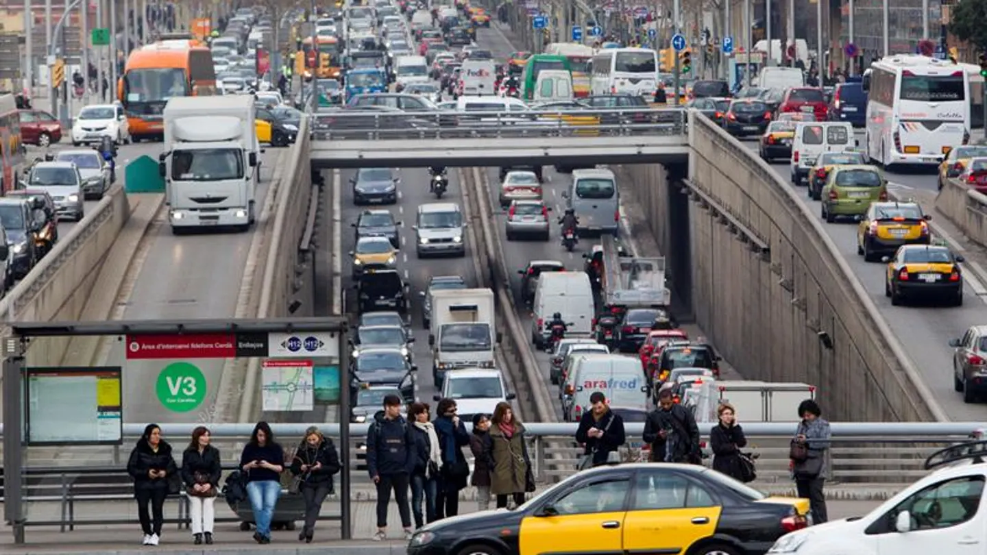 Varias personas esperan el autobús a la altura de la Plaza Cerdá Varias personas esperan el autobús a la altura de la Plaza Cerdá