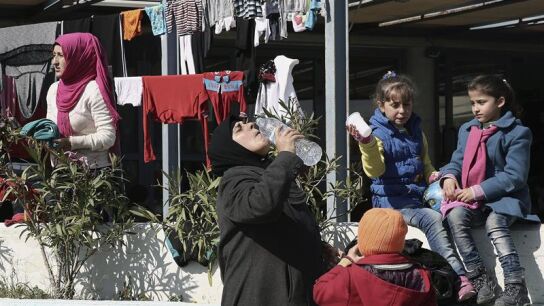 Refugiados e inmigrantes en la plaza de Viktoria, en el centro de Atenas