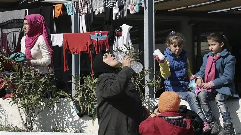 Refugiados e inmigrantes en la plaza de Viktoria, en el centro de Atenas