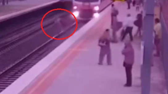 Momento en el que el hombre cruza el andén Momento en el que el hombre cruza el andén