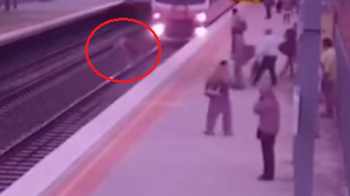Momento en el que el hombre cruza el and&eacute;n 