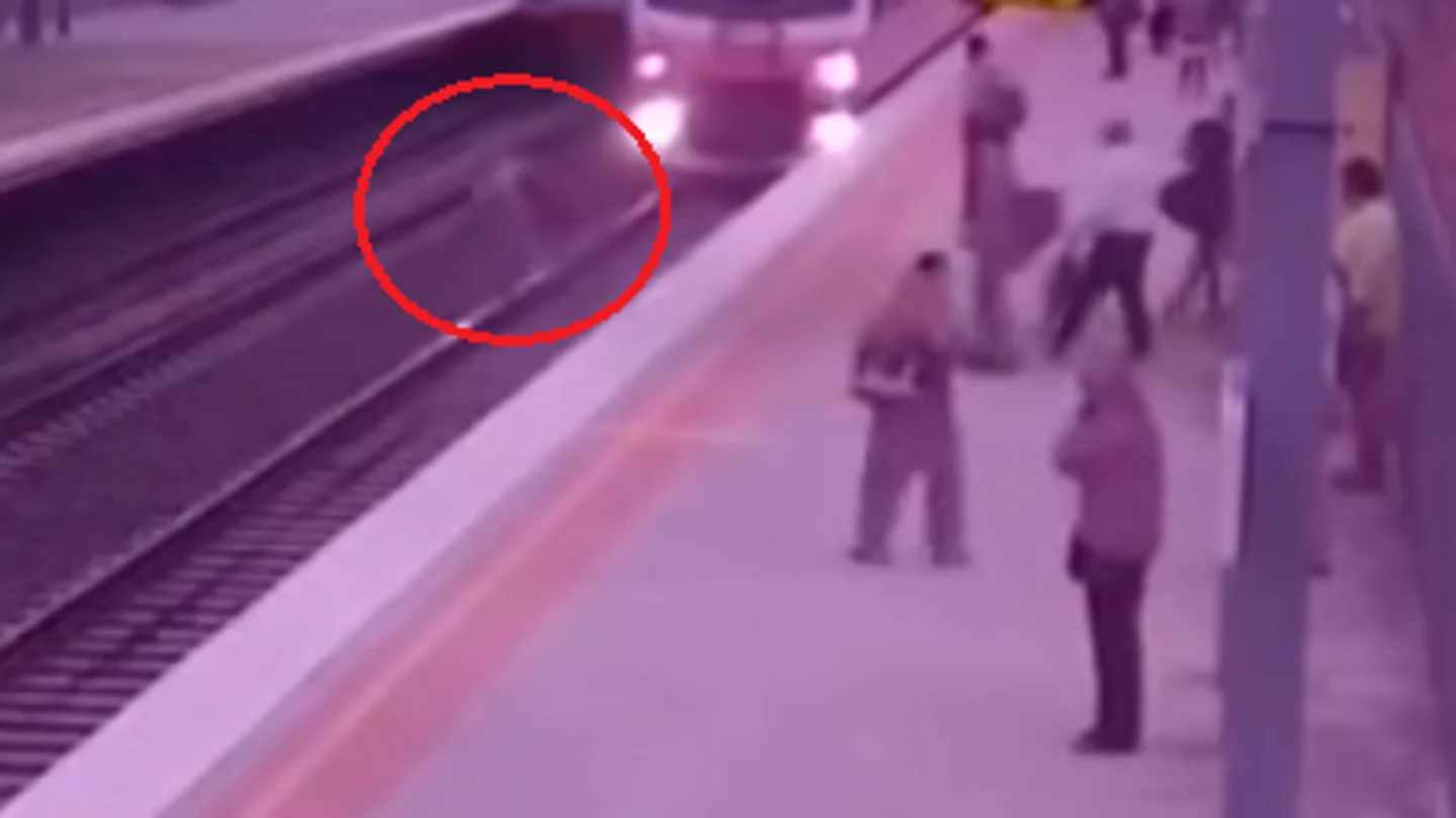 Momento en el que el hombre cruza el andén Momento en el que el hombre cruza el andén