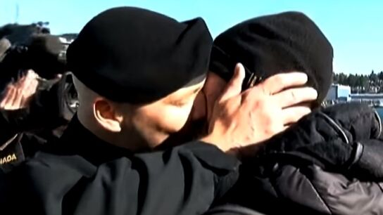 Beso gay de dos miembros de la armada canadiense 