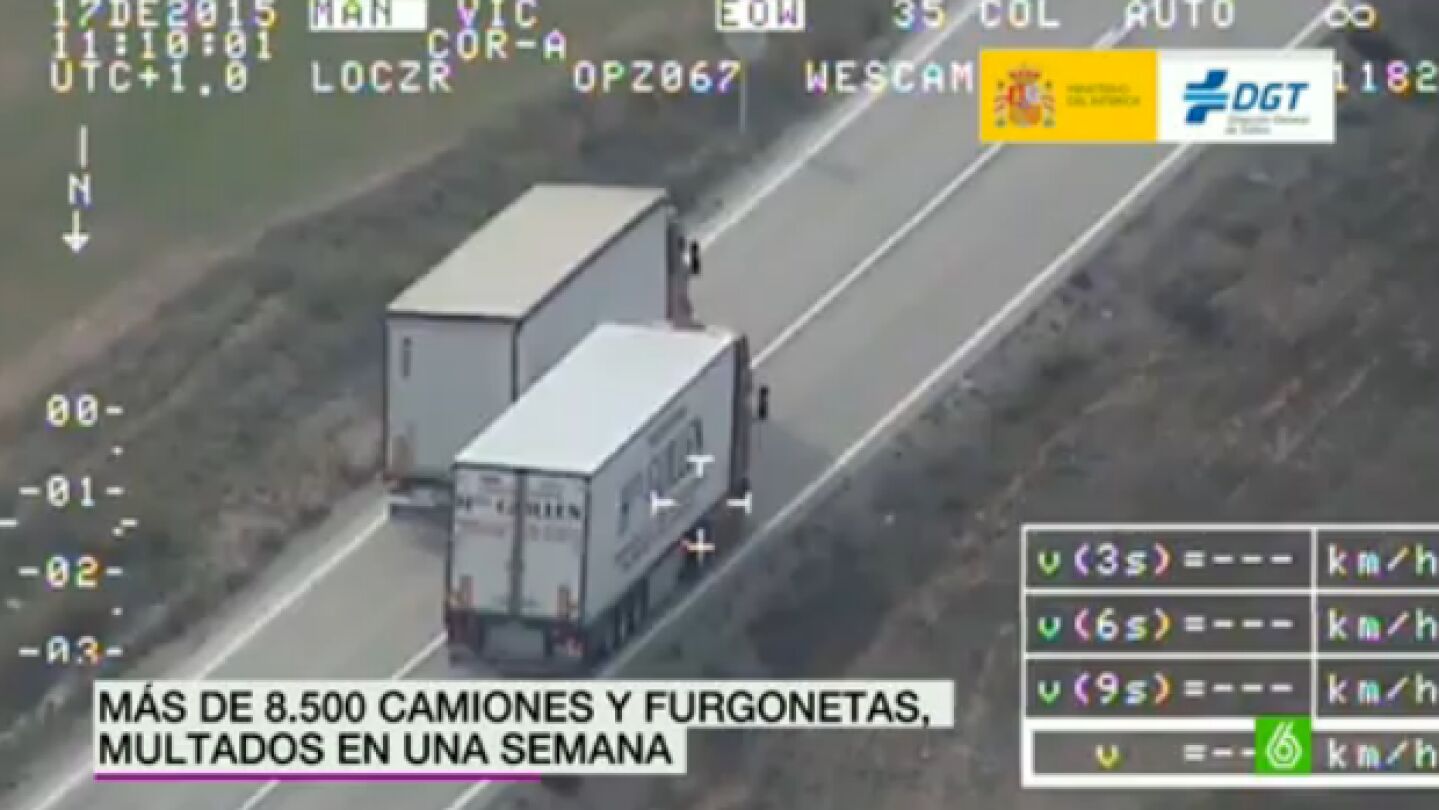 Un cami&oacute;n adelantando a otro con l&iacute;nea continua