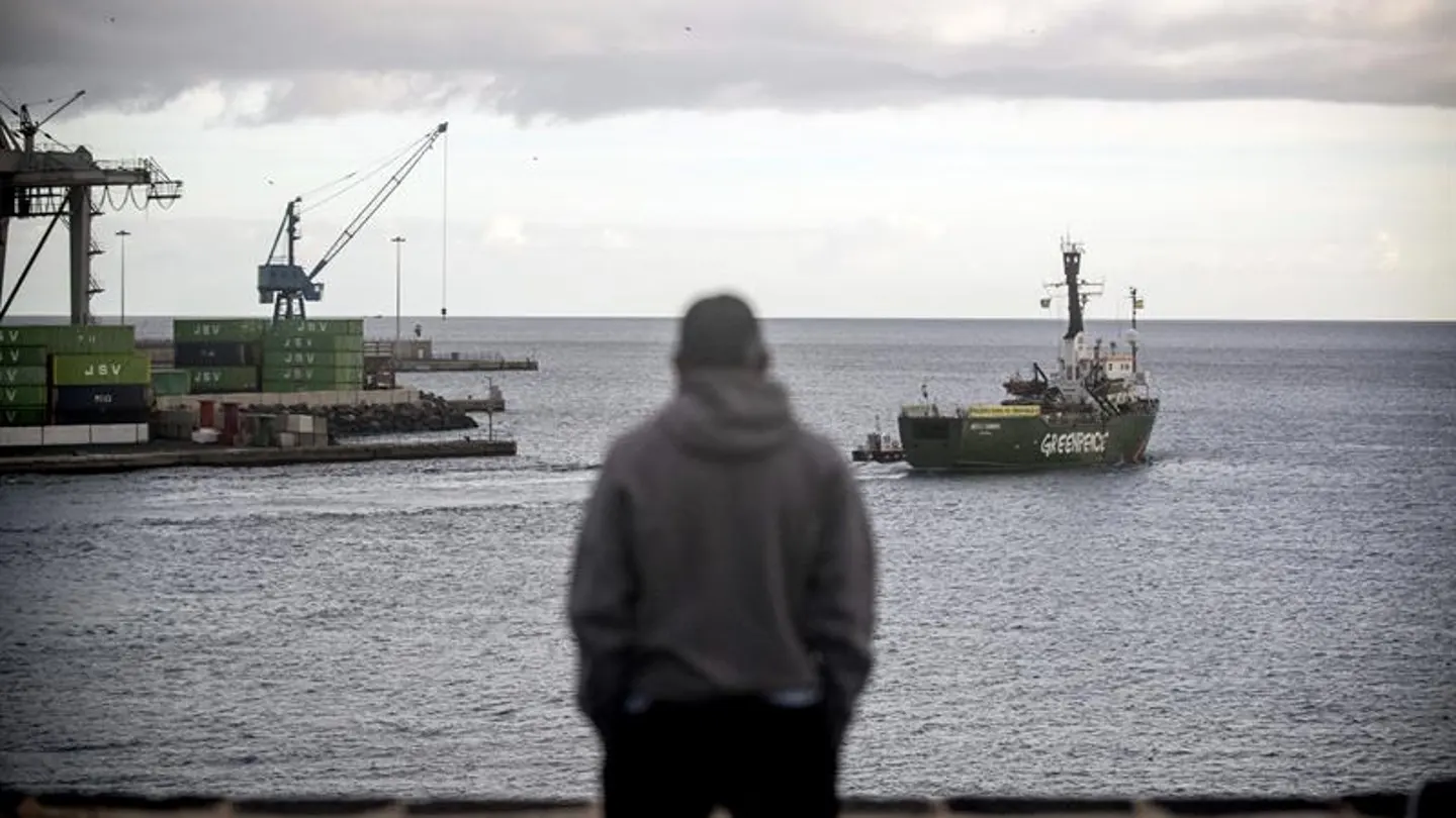 El buque Arctic Sunrise de Greenpeace zarpa rumbo a Valencia desde el puerto de Arrecife (Lanzarote). El buque Arctic Sunrise de Greenpeace zarpa rumbo a Valencia desde el puerto de Arrecife (Lanzarote).