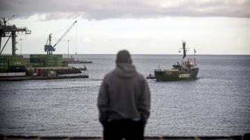 El buque Arctic Sunrise de Greenpeace zarpa rumbo a Valencia desde el puerto de Arrecife (Lanzarote). 