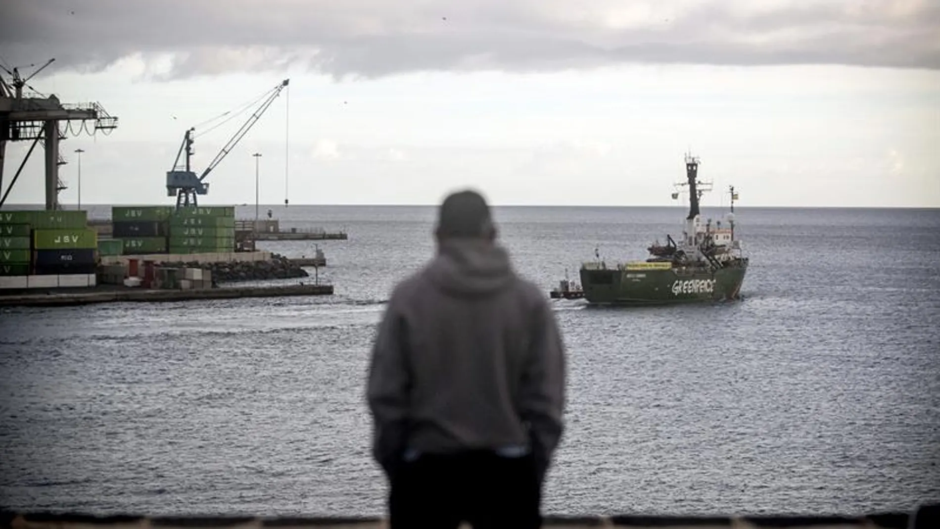 El buque Arctic Sunrise de Greenpeace zarpa rumbo a Valencia desde el puerto de Arrecife (Lanzarote). 