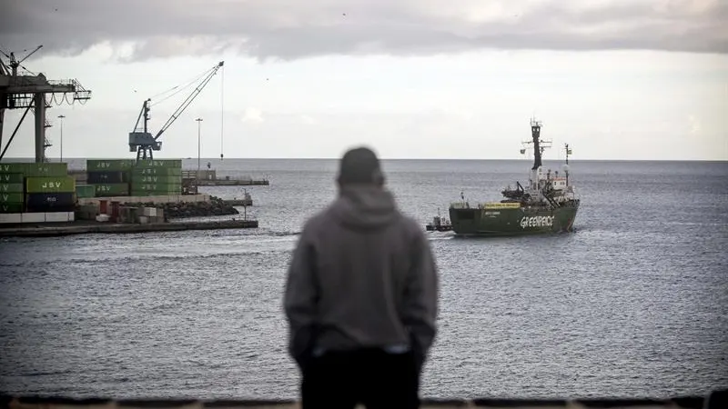 El buque Arctic Sunrise de Greenpeace zarpa rumbo a Valencia desde el puerto de Arrecife (Lanzarote). El buque Arctic Sunrise de Greenpeace zarpa rumbo a Valencia desde el puerto de Arrecife (Lanzarote).
