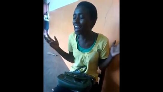 Imagen de la chica africana cantando 'Halo'