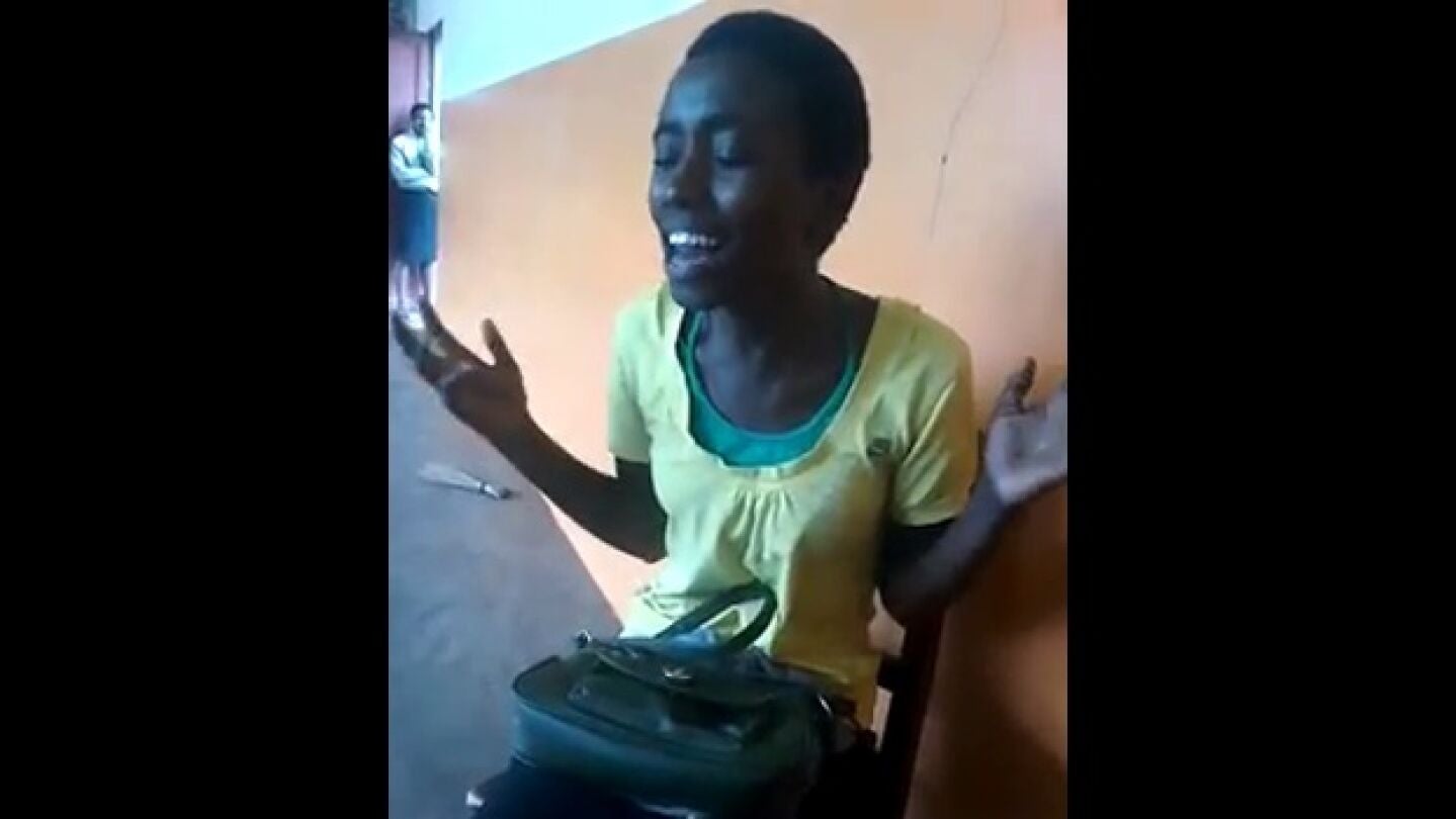 Imagen de la chica africana cantando 'Halo'