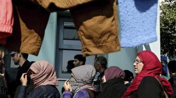 Refugiados e inmigrantes desembarcan en el puerto de Pireo en Atenas (Grecia)