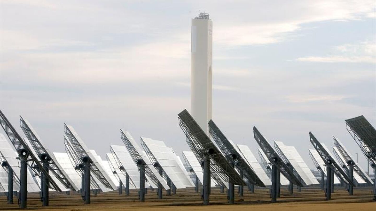 Vista de la planta solar de ABENGOA en Sanl&uacute;car La Mayor (Sevilla).