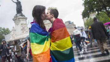 Dos mujeres se besan durante una manifestación por los derechos LGTBI