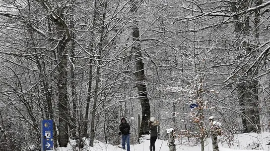 Dos personas juegan con bolas de nieve en el alto de Mezkiritz. Dos personas juegan con bolas de nieve en el alto de Mezkiritz.