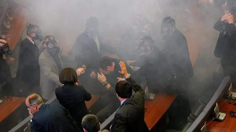 Momento del lanzamiento de gas lacrimógeno