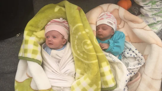 Hermanas iraquíes de un mes de vida Hermanas iraquíes de un mes de vida