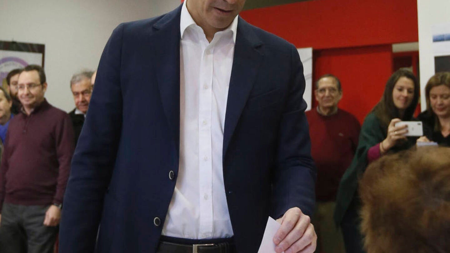 Pedro S&aacute;nchez votando en la consulta socialista