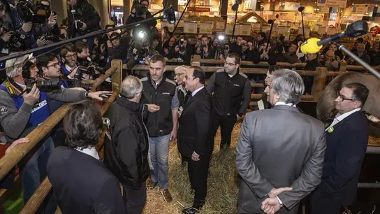 Hollande, abucheado en el Salón de la Agricultura, donde piden su dimisión Hollande, abucheado en el Salón de la Agricultura, donde piden su dimisión