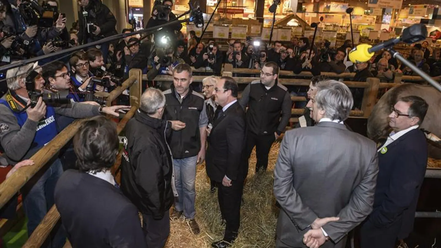 Hollande, abucheado en el Salón de la Agricultura, donde piden su dimisión Hollande, abucheado en el Salón de la Agricultura, donde piden su dimisión