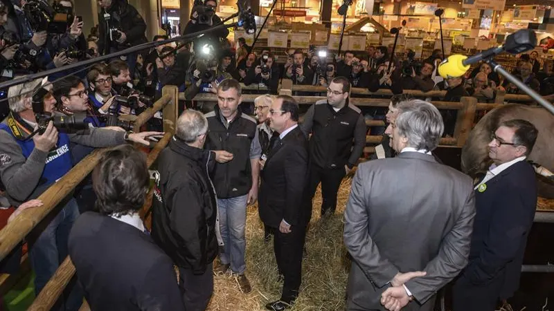 Hollande, abucheado en el Salón de la Agricultura, donde piden su dimisión