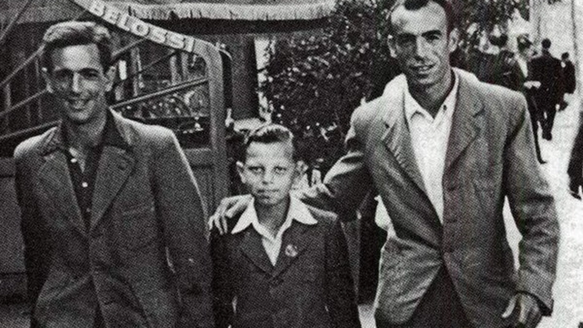 Siegfried Meir y su padre adoptivo, tras escapar de los campos de concentración