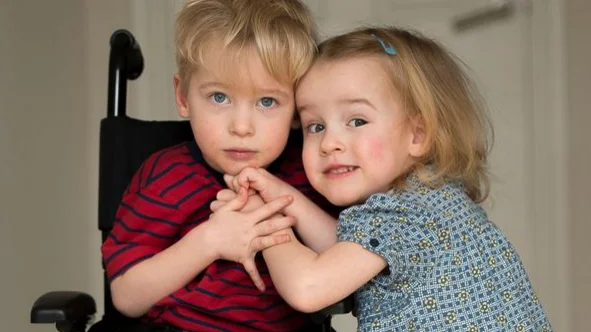 Los hermanos gemelos, Ava y Louie