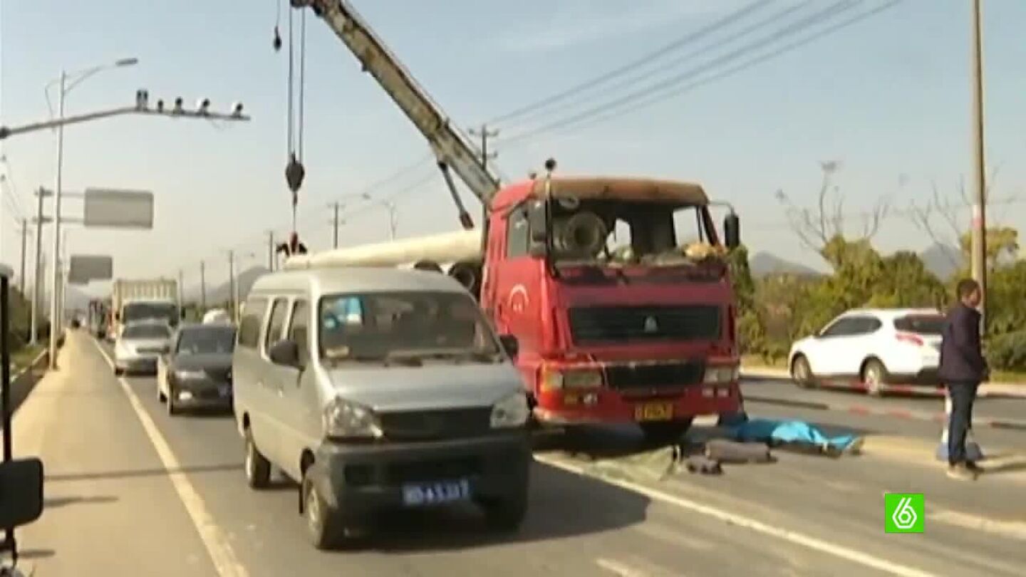 Cami&oacute;n accidentado por los tubos que transportaba