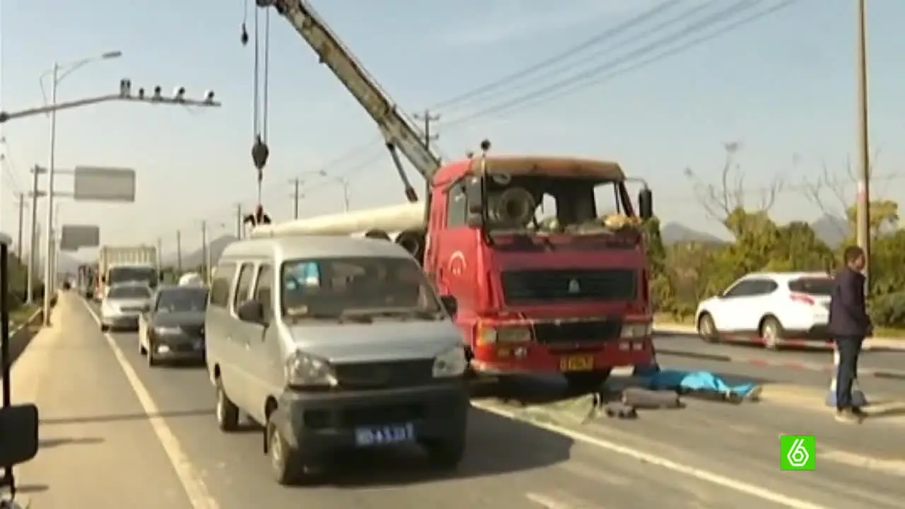Camión accidentado por los tubos que transportaba Camión accidentado por los tubos que transportaba