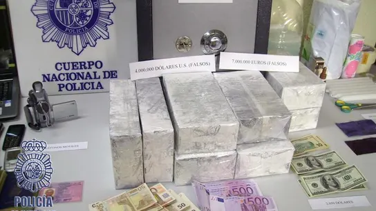 Detenidos al intentar estafar 50.000 euros con billetes tintados en Barcelona Detenidos al intentar estafar 50.000 euros con billetes tintados en Barcelona