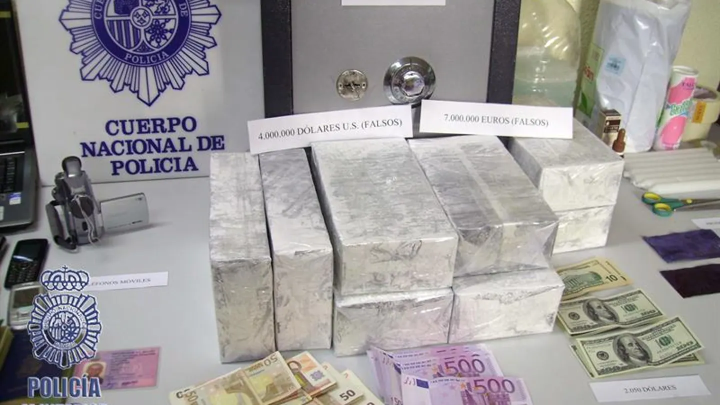 Detenidos al intentar estafar 50.000 euros con billetes tintados en Barcelona Detenidos al intentar estafar 50.000 euros con billetes tintados en Barcelona