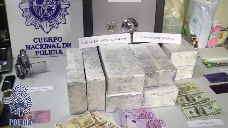 Detenidos al intentar estafar 50.000 euros con billetes tintados en Barcelona Detenidos al intentar estafar 50.000 euros con billetes tintados en Barcelona