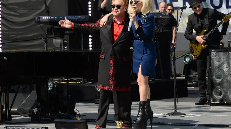 Elton John y Lady Gaga en el concierto sorpresa Elton John y Lady Gaga en el concierto sorpresa