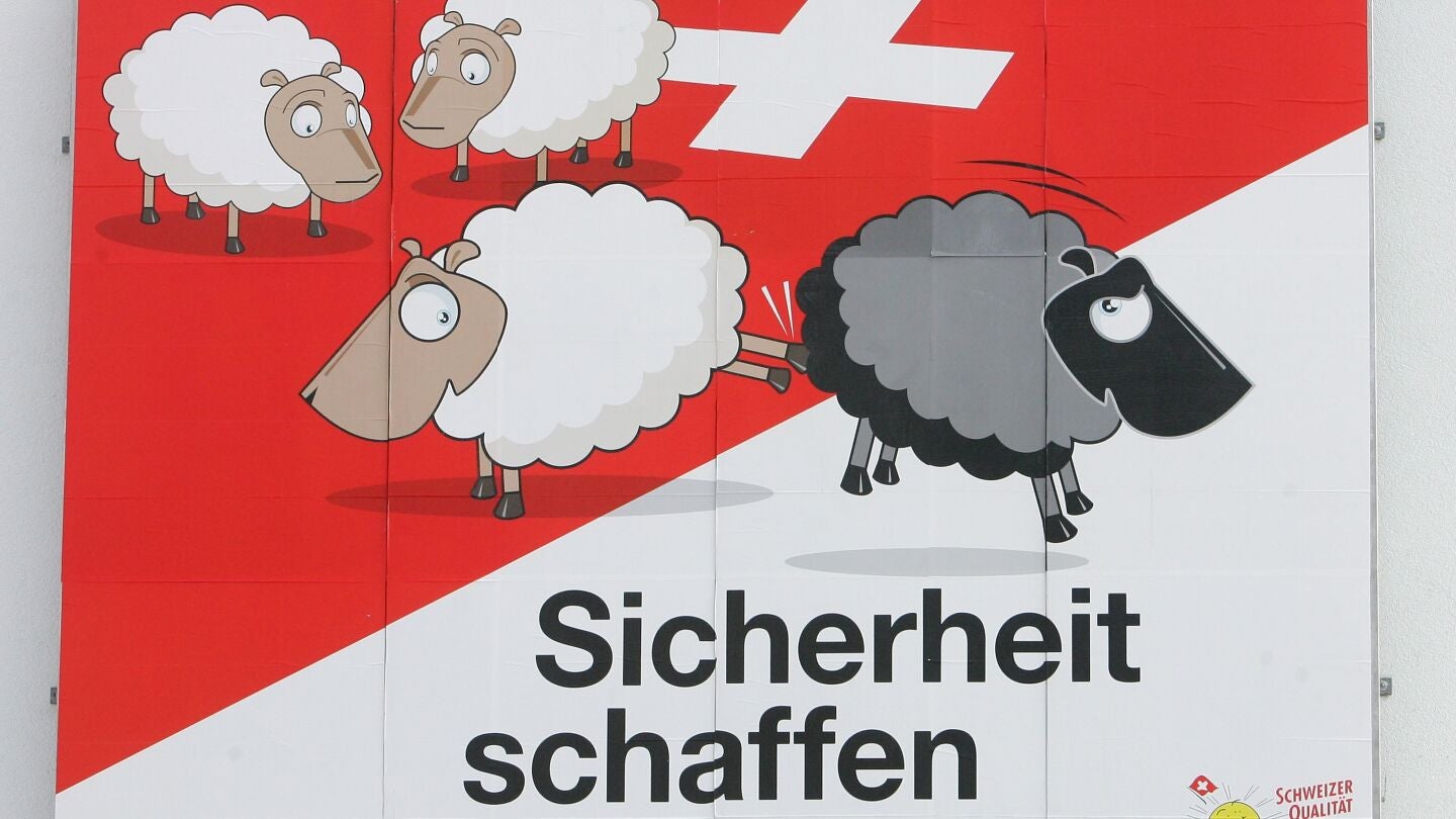 Un cartel propagand&iacute;stico del Partido Popular Suizo (SVP) 