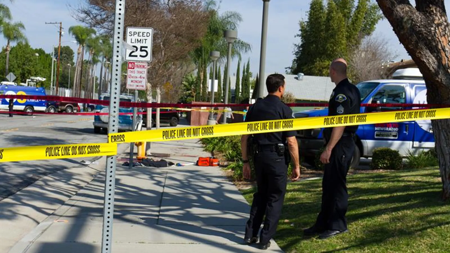 Oficiales de la Policía de Anaheim investigan la escena del choque