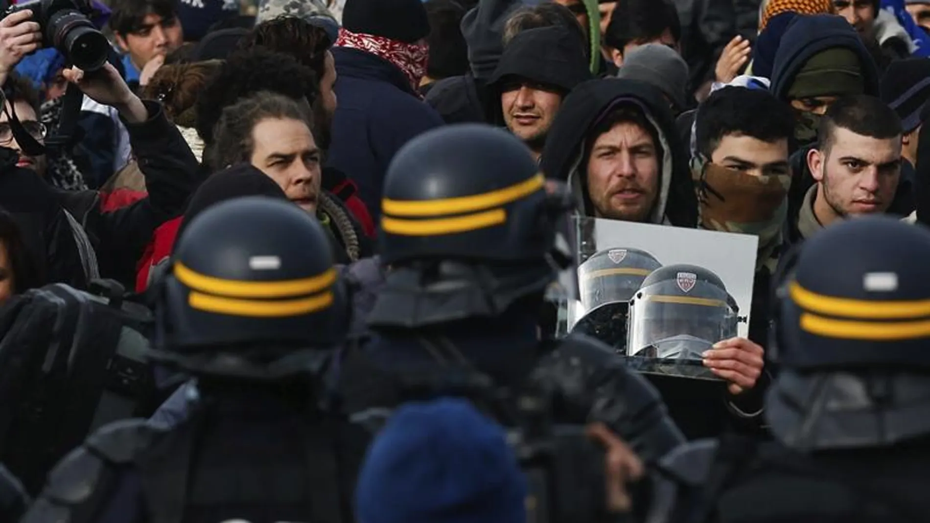 Policías antidisturbios en el campamento de Calais