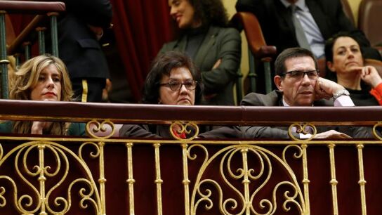 La mujer y los padres de S&aacute;nchez en la tribuna del Congreso