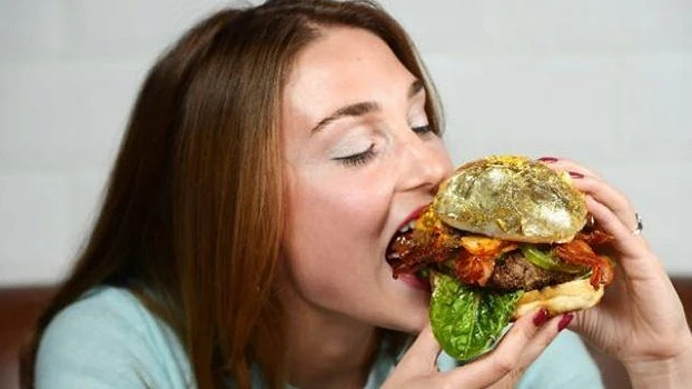 Chica comiendo hamburguesa Chica comiendo hamburguesa
