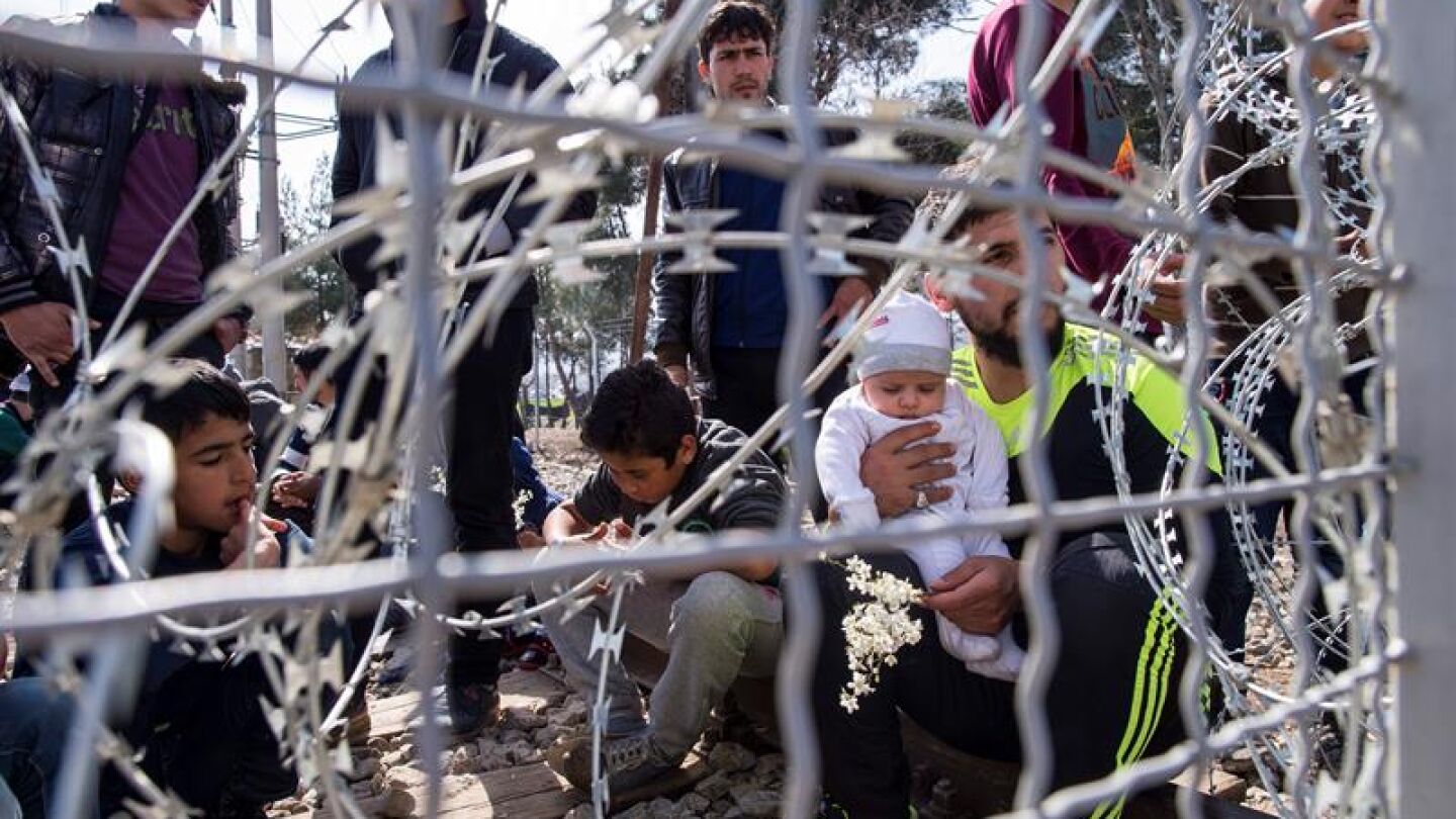 Varios refugiados esperan en la parte griega poder cruzar a Macedonia